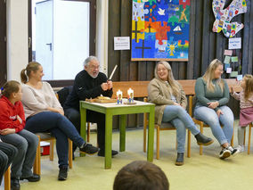 Symbolische Mantelteilung mit den Kommunionkindern (© Karl-Franz Thiede)